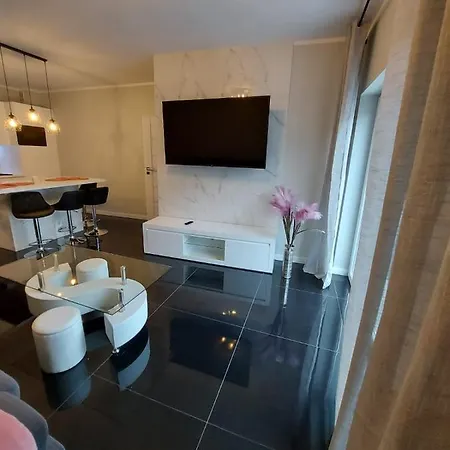 Happy 11 - Basen & Kort Tenisowy, Ochrona 24h - 3 Sypialnie, Dla Maksymalnie 8 Osob Pobierowo